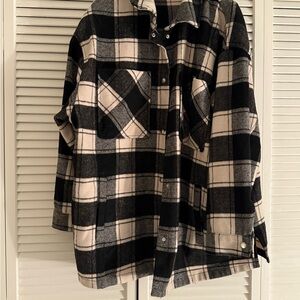 H&M Black and Cream Checkered Shirt Jacket Women’s XL